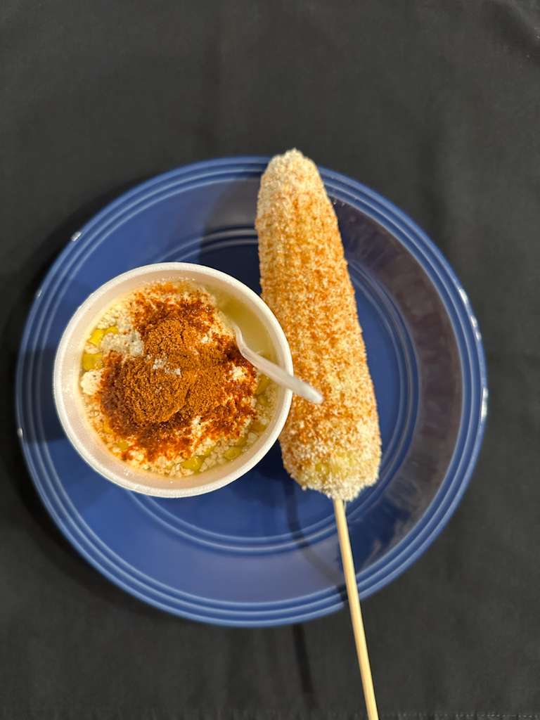 Elote entero y en vaso en Tacos El Koketo