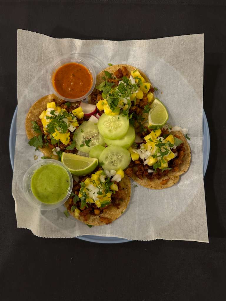 Tacos al pastor con piña en Tacos El Koketo