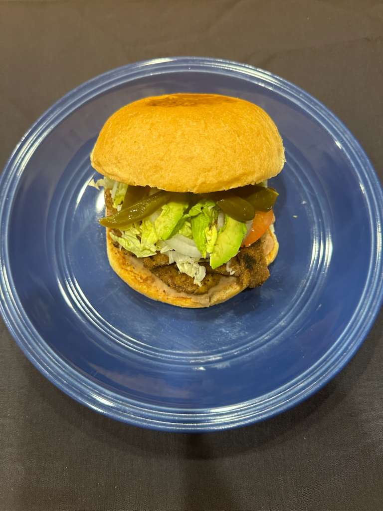 Torta de milanesa en Tacos El Koketo